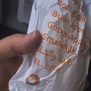 Mônica Rossi Instagram - A @voegoloficial não trata mal só os pets. Em dezembro de 2023 eu e @jorgenunes.dr fomos pra Miami pela @voegoloficial .
Vocês imaginam ficar 8 horas dentro de um avião sem ar condicionado no seu assento? E sem espaço pra esticar as pernas e se movimentar a cada duas horas, que é a recomendação em voos longos? 
E o pior, não se consegue fazer uma reclamação com alguém que consiga tentar justificar isso tudo. A gente não tem pra onde mandar um email relatando os fatos. No máximo um atendente para assuntos gerais abre um número de protocolo que , supostamente, é encaminhado ao setor responsável, só que o retorno jamais acontece. 
 @voegoloficial , a campeã brasileira de "bola fora"!

#justiça #pets #naosomoscarga #defesadoconsumidor #linhasaereas  #respeito #respeitoaospets #respeitoaopassageiro