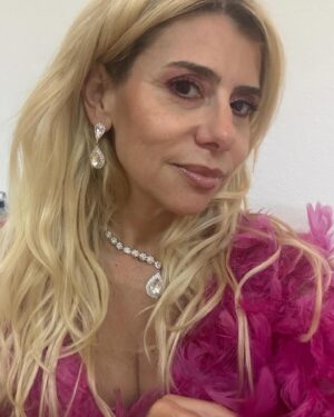 Mónica Sintra Instagram - Nesta sexta-feira chuvosa passo aqui para dizer que estou grata. Grata por estar em plena tour celebratória dos meus 30 anos de carreira. Por sentir o vosso amor a cada nota musical. A cada entrada em palco. A cada sorriso, a cada lágrima e a cada momento. ❤️ Obrigada por estarem desse lado. Sempre. Se já estiveram num dos concertos desta tour, deixem nos comentários onde foi que estivémos juntos ⬇️