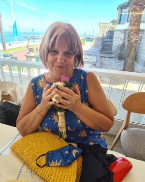 Mónica Sintra Instagram - Hoje faz anos alguém super especial. Uma super Mulher. Uma super Mãe. Uma super Avó. Uma super Agente (não, calma, nada de problemas com a autoridade 👮). ❤️ Olhar para ela é sentir o amor no olhar. Senti-la por perto é ter a confiança de que tenho um colo disponível. O seu sorriso é inconfundível e desbloqueia de uma forma automática partes de mim que precisam de ser desbloqueadas e que me fazem sentir tão bem. Hoje é o dia da minha Mãe. 👩 Ela faz anos. Celebramo-la. Celebramos a sua vida e a sua existência diária nas nossas vidas. Se há uma Rainha, é porque houve uma @duplamproducoes por detrás que a fez acontecer. Obrigada por tudo, Mãe, e tem o dia mais feliz que possas ter. Amo-te muito. Muito mesmo. Conta com o meu sorriso, com o meu abraço e com o meu amor. Como sempre. ❤️☀️