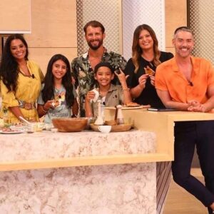 Mónica Sofia Instagram - Hoje fomos ao programa @doisas10tvi fazer um Calzone à moda da @scorniosports
.
@tvioficial #scorniosports #tv #tvi #receitas #Bushcraft