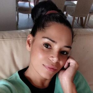 Mónica Sofia Instagram - Cozy Home Style!! 
Hoje está um calor estranho... Não está??!🥶 Um tempo bipolar... Aqui na minha terra já choveu, já fez sol, esteve agradável e agora um frio de rachar... Ou sou eu que já não estou habituada a frio.🥴
Bora lá preparar a lareirinha...