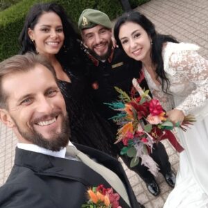 Mónica Sofia Instagram - Fomos a uma festa cheia de Amor! Ao casamento do @filipe.silva.ocr e da @anapatornilo , num dia repleto de partilhas e muita alegria. Juntos abençoamos o seu amor, que vai ser certamente eterno!
O Filipe é instrutor da @scorniosports desde o início. É daquelas pessoas que têm o coração do tamanho da força que possui naqueles músculos! Um ser humano de Excelência e um militar de mão cheia. Ranger, paraquedista e comando.... Naquele corpo unem-se as qualidades e os difíceis requisitos das maiores forças especiais de Portugal. Mas também a humildade, a honestidade, resiliência, o coração puro e a amizade que nos fazem querer tê-lo por perto. É agora família, apadrinhado pelo @rubimfonseca e tenho a certeza que fará tudo ao seu alcance para que a Ana seja uma mulher muito concretizada e amada. Que sejam sempre muito felizes! E nós estaremos sempre aqui para vos abraçar ❤️