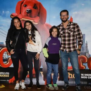 Mónica Sofia Instagram - Fomos conhecer o Clifford, o cão vermelho!! 🍿🎞️🐶
.
#cliffordfilme🥰🥰❤️
@xenica_jardim @rubimfonseca @miafonseca_pt @kenzofonseca @starsonlinept