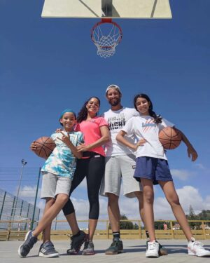 Mónica Sofia Instagram - Último dia de férias! 
Family day, is fun day!!! 👨‍👩‍👧‍👦🏀
.
@rubimfonseca @miafonseca_pt @kenzofonseca #family #amormaior @lobos_da_malveira