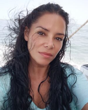 Mónica Sofia Instagram - Férias é sinônimo de cabelos ao vento, de sol no corpo, de mergulhos na água... Estava mesmo a precisar! Sabe tão bem podermos aproveitar o que a mãe natureza nos dá... E é tão lindo o nosso Portugal! Adoro passar férias por aqui. 🤍
.
#algarve #olhao #verao #verao2023 #ferias