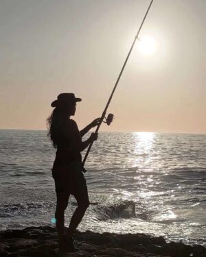 Mónica Sofia Instagram - A vida é feita de experiências... Hoje foi dia de ir à Pesca!
.
#pesca #pescadesportiva #experiencias #viver #mar