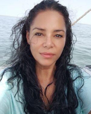 Mónica Sofia Instagram - Férias é sinônimo de cabelos ao vento, de sol no corpo, de mergulhos na água... Estava mesmo a precisar! Sabe tão bem podermos aproveitar o que a mãe natureza nos dá... E é tão lindo o nosso Portugal! Adoro passar férias por aqui. 🤍
.
#algarve #olhao #verao #verao2023 #ferias