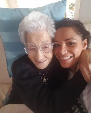 Mónica Sofia Instagram - Infelizmente sabia que um dia chegaria o dia de fazer este post... 😔
Avó... Foram 97! Caramba, 97!!! E a palavra que mais me apetece dizer é OBRIGADA!
OBRIGADA pelos ensinamentos, pela boa disposição, pelo carinho, pelos conselhos, por todas as receitas, os crochets, as dicas de costura que me ensinou, pelos nãos, pelos sins, pelo positivismo, pela resiliência, pela educação,... E por tantas outras que poderia enumerar.
Avó, vai fazer tanta falta! Tanta!!! Só quem conheceu a minha avó pode compreender estas palavras. Avós são avós, todas têm um pouco de magia dentro delas, mas a minha era um SER ESPECIAL. As palavras dela eram algodão doce para todos os que a conheciam, não havia quem não gostasse dela, e tenho a certeza que ela tocou no coração de todos os que a conheceram.
A avó Chica era a minha avó! E eu tinha muito orgulho nela! Por isso tinha de partilhar estas palavras, para que o Universo acolha e celebre este ser que agora chegou ao céu !Sei que estará a olhar por nós, seria impossível não estar. O amor nunca acaba, torna se energia em movimento no ar e eu beijarei o vento, todos os dias para a poder beijar. Voa em paz minha Avó Chica ! 🤍