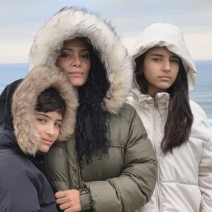 Mónica Sofia Instagram - 2023 vem com carinho e abraça os meus filhos. Confio em ti para que lhes proporciones experiências fantásticas... Eu estarei aqui para os encorajar a voar nas tuas asas e cortar as tuas ondas.
Estamos confiantes! Este vai ser um bom ano!!! Assim será! 🤍🙏
.
@miafonseca_pt @kenzo
#2023 #fé #foco #força #filhos #gratidao