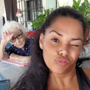 Mónica Sofia Instagram - Infelizmente sabia que um dia chegaria o dia de fazer este post... 😔
Avó... Foram 97! Caramba, 97!!! E a palavra que mais me apetece dizer é OBRIGADA!
OBRIGADA pelos ensinamentos, pela boa disposição, pelo carinho, pelos conselhos, por todas as receitas, os crochets, as dicas de costura que me ensinou, pelos nãos, pelos sins, pelo positivismo, pela resiliência, pela educação,... E por tantas outras que poderia enumerar.
Avó, vai fazer tanta falta! Tanta!!! Só quem conheceu a minha avó pode compreender estas palavras. Avós são avós, todas têm um pouco de magia dentro delas, mas a minha era um SER ESPECIAL. As palavras dela eram algodão doce para todos os que a conheciam, não havia quem não gostasse dela, e tenho a certeza que ela tocou no coração de todos os que a conheceram.
A avó Chica era a minha avó! E eu tinha muito orgulho nela! Por isso tinha de partilhar estas palavras, para que o Universo acolha e celebre este ser que agora chegou ao céu !Sei que estará a olhar por nós, seria impossível não estar. O amor nunca acaba, torna se energia em movimento no ar e eu beijarei o vento, todos os dias para a poder beijar. Voa em paz minha Avó Chica ! 🤍