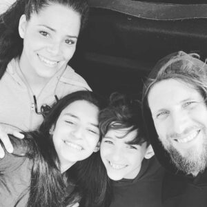 Mónica Sofia Instagram - NÓS!!! 👨‍👩‍👧‍👧 ❤️❤️❤️❤️
@rubimfonseca
@miafonseca_pt @kenzofonseca 
.
.
.
#familia #amordaminhavida #amormaior #umportodosetodosporum #omelhordomundo