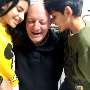 Mónica Sofia Instagram - Com o coração apertado presto a minha homenagem a um homem muito especial que partiu para a "Terra dos Anjos e das estrelas brilhantes".
O meu sogro, Sr.Fonseca, pai do Rubim... Homem sábio... inteligentíssimo, cientista, maestro, de um humor maravilhoso, de um sorriso fácil e de um coração generoso.
Tenho mesmo muita pena que os meus filhos tenham sido privados tão precocemente de crescer com os ensinamentos dele.
E mais me custa ainda que tenham levado embora o amor da vida da minha sogra, um amor tão grande que só quem assistiu consegue compreender e imaginar a sua dor. @alice.masof 🤍
Como diz a Mia, ficámos com parte do avô... O pai!
@rubimfonseca ... Faltam me as palavras!!! 😔 Obrigada pelo sogro que me deste 🙏 A tua dor é a minha dor... 
@deboracmfonseca estamos juntas...
Sr. Fonseca muito obrigada por tudo o que fez por nós, pelas longas conversas e ensinamentos, pelas gargalhadas... Obrigada por ter feito parte da minha vida! Mande um beijo e um abraço apertado ao meu pai 🤍