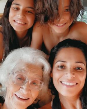 Mónica Sofia Instagram - Infelizmente sabia que um dia chegaria o dia de fazer este post... 😔
Avó... Foram 97! Caramba, 97!!! E a palavra que mais me apetece dizer é OBRIGADA!
OBRIGADA pelos ensinamentos, pela boa disposição, pelo carinho, pelos conselhos, por todas as receitas, os crochets, as dicas de costura que me ensinou, pelos nãos, pelos sins, pelo positivismo, pela resiliência, pela educação,... E por tantas outras que poderia enumerar.
Avó, vai fazer tanta falta! Tanta!!! Só quem conheceu a minha avó pode compreender estas palavras. Avós são avós, todas têm um pouco de magia dentro delas, mas a minha era um SER ESPECIAL. As palavras dela eram algodão doce para todos os que a conheciam, não havia quem não gostasse dela, e tenho a certeza que ela tocou no coração de todos os que a conheceram.
A avó Chica era a minha avó! E eu tinha muito orgulho nela! Por isso tinha de partilhar estas palavras, para que o Universo acolha e celebre este ser que agora chegou ao céu !Sei que estará a olhar por nós, seria impossível não estar. O amor nunca acaba, torna se energia em movimento no ar e eu beijarei o vento, todos os dias para a poder beijar. Voa em paz minha Avó Chica ! 🤍