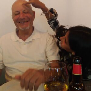 Mónica Sofia Instagram - Com o coração apertado presto a minha homenagem a um homem muito especial que partiu para a "Terra dos Anjos e das estrelas brilhantes".
O meu sogro, Sr.Fonseca, pai do Rubim... Homem sábio... inteligentíssimo, cientista, maestro, de um humor maravilhoso, de um sorriso fácil e de um coração generoso.
Tenho mesmo muita pena que os meus filhos tenham sido privados tão precocemente de crescer com os ensinamentos dele.
E mais me custa ainda que tenham levado embora o amor da vida da minha sogra, um amor tão grande que só quem assistiu consegue compreender e imaginar a sua dor. @alice.masof 🤍
Como diz a Mia, ficámos com parte do avô... O pai!
@rubimfonseca ... Faltam me as palavras!!! 😔 Obrigada pelo sogro que me deste 🙏 A tua dor é a minha dor... 
@deboracmfonseca estamos juntas...
Sr. Fonseca muito obrigada por tudo o que fez por nós, pelas longas conversas e ensinamentos, pelas gargalhadas... Obrigada por ter feito parte da minha vida! Mande um beijo e um abraço apertado ao meu pai 🤍
