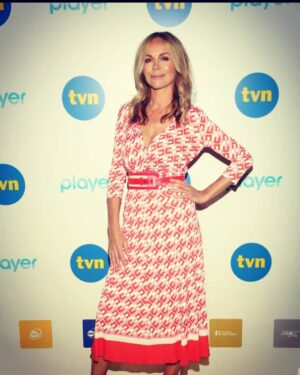 Monika Krzywkowska Instagram - O teraz lepiej...jeszcze wczoraj prężyłam 
pierś na ekeganckiej ściance...
#39ipoltygodnia#konferencjatvn#tvseries 
@grzegorz.bloch.stylista @elisabettafranchi ❤
