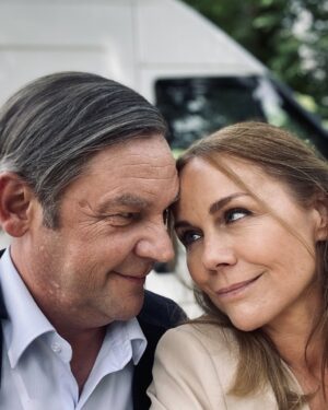 Monika Krzywkowska Instagram - Połączeni uczuciem w dawnych produkcjach, No a stara miłość… jak to się mówi😉, ogromna frajda ze spotkania w nowym serialu, przelotnie i w kompletnie innej relacji, ale o tym na razie cicho sza…
Irek Czop ☀️#nowy serial #spotkania @ireneuszczop.ofc