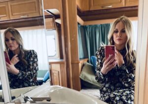Monika Krzywkowska Instagram - Siedzimy we dwie i czekamy😉(tym razem Marta  Solwecka)
W pracy czekamy najwięcej...
Love this job❤️ 
#mecenasporada#nowyserial #polsat#serialepolsatu  @polsatofficial