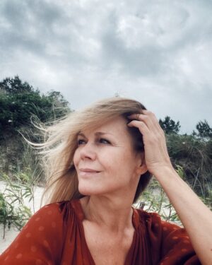 Monika Krzywkowska Instagram - Hel… 🌊ten szum morza i wiatr , najlepsze wagary , najlepsze wyciszenie!
Jedni kochają góry, ja zawsze wybiorę morze! W najbardziej pochmurny dzień😉💙 #wakacje