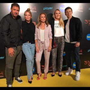Monika Krzywkowska Instagram - Jeszcze chwilka z wczoraj...Uwielbiam to towarzystwo, serdeczni, utalentowani, odważni...Czuję się zaszczycona i czekam niecierpliwie na emisję.
1 odcinek już w niedzielę o 21.30! Ja wkraczam do akcji trochę później, ale ciekawa jestem, jak się będzie oglądać...😉
#39ipoltygodnia #tvseries#TVN #wachout studio#bumerang agency.💙