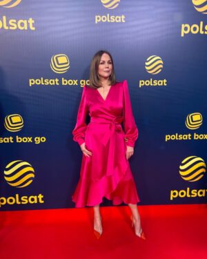 Monika Krzywkowska Instagram - Dzisiejsza ramówka w Polsacie, pięknie , odświętnie i w najlepszym towarzystwie…No i w pięknej sukience od Oli Markowskiej, w takim różu nie można wszystko🌺🌺🌺dziękuję❤️ @aleksandramarkowska @agencja_bumerang #serial #Polsat #wiosna