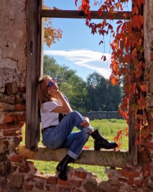 Monika Krzywkowska Instagram - Jesień w takim wydaniu i w niezwykłym miejscu☀️Można się poczuć jak w bajce @roztoka_castle