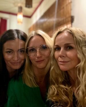 Monika Krzywkowska Instagram - Lotos…(Belwederska coś tam ) tam czas się zatrzymał, lata 80- te… 90/ te … proszę bardzo 😉ale można to powąchać i powspominać i to w towarzystwie najpiękniejszych i najweselszych dziewczyn jakie znam ❤️Karny i Kasi…#kasiagandhi1# karinakunkiewicz