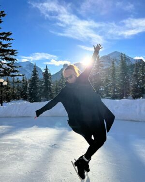 Monique Ganderton Instagram - I love the 🌎🌎🌎🌍🌏!!!! #earthday2023 ❤️🥰🇨🇦🇺🇸 #lakelouisecanada #cochranmillpark #lakepeachtree #yellowstone #crestedbutte