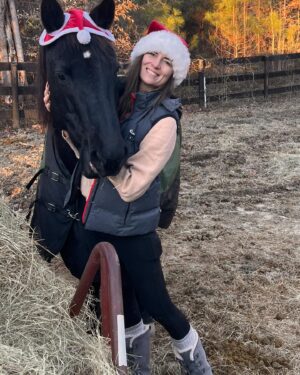 Monique Ganderton Instagram - Merry Christmas LOL  been a fun adventure for sure! Snow storms, lost luggage, pipes bursting but I’m so grateful for amazing people and animals in my life! ☃️🎄❄️🤍🌊❤️