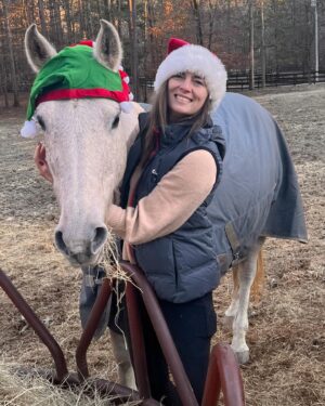 Monique Ganderton Instagram - Merry Christmas LOL  been a fun adventure for sure! Snow storms, lost luggage, pipes bursting but I’m so grateful for amazing people and animals in my life! ☃️🎄❄️🤍🌊❤️