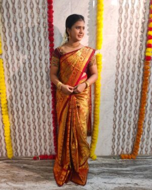 Monisha Vijay Instagram - 🤎🍂
Saree draping and hairdressing by @prabavathi_madhu
.
.
#ethirneechalserial #ethirneechal #suntv #ethirneechalonsuntv #suntvserial #saree #postoftheday #sareefashion #instagood #instasaree #instafashion #dharshini #monishavijay #instapost