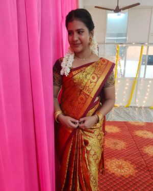 Monisha Vijay Instagram - 🤎🍂
Saree draping and hairdressing by @prabavathi_madhu
.
.
#ethirneechalserial #ethirneechal #suntv #ethirneechalonsuntv #suntvserial #saree #postoftheday #sareefashion #instagood #instasaree #instafashion #dharshini #monishavijay #instapost