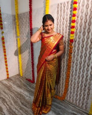 Monisha Vijay Instagram - 🤎🍂
Saree draping and hairdressing by @prabavathi_madhu
.
.
#ethirneechalserial #ethirneechal #suntv #ethirneechalonsuntv #suntvserial #saree #postoftheday #sareefashion #instagood #instasaree #instafashion #dharshini #monishavijay #instapost