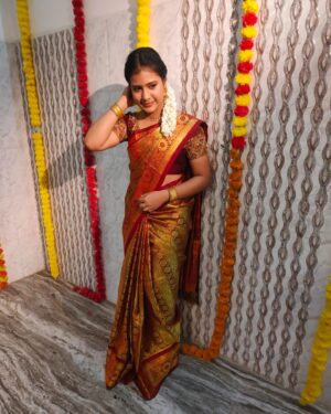 Monisha Vijay Instagram - 🤎🍂
Saree draping and hairdressing by @prabavathi_madhu
.
.
#ethirneechalserial #ethirneechal #suntv #ethirneechalonsuntv #suntvserial #saree #postoftheday #sareefashion #instagood #instasaree #instafashion #dharshini #monishavijay #instapost