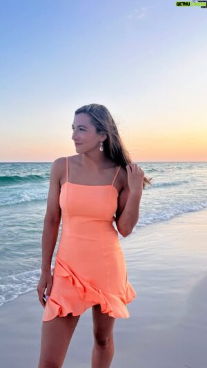 Montana De La Rosa Instagram - Sunsets and beach two of my favorite things 💛