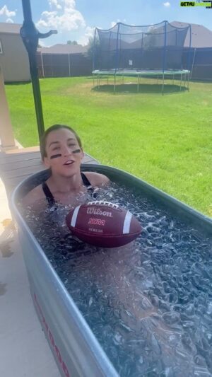 Montana De La Rosa Instagram - I’m cold AF but NFL season is about to heat up!! 🤣🥶🔥🔥
Get you bets in for the first game tonight or on your favorite team this season.  How bout them Cowboys?!
-
Check out the new parlay cash out feature from @realmybookie 
🏈 💸🏈💸
Promo code ROSA gets you a free deposit bonus! 
You bet
You win
You get paid