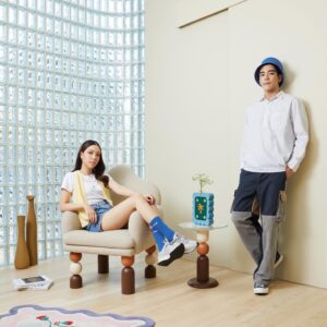 Monthapoom Sumonvarangkul Instagram - Modernform x Pomme Chan : COUPLE CHAIR COLLECTION
เก้าอี้รับแขกดีไซน์พิเศษที่ออกแบบโดย Pomme Chan หรือปอม–ธัชมาพรรณ จันทร์จำรัสแสง ศิลปินนักวาดภาพชื่อดัง ที่เคยฝากผลงานกับโมเดอร์นฟอร์มมาแล้วใน Floral Collection
.
COUPLE CHAIR COLLECTION เก้าอี้ที่ถูกตั้งต้นจากงานดีไซน์ที่ทำออกมาเป็นคู่ ที่ไม่ได้จำกัดแค่เฉพาะคู่รักเพียงอย่างเดียว แต่เป็นเก้าอี้ที่ตอบโจทย์บ้านที่มีหลากหลายความสัมพันธ์ จะพี่น้อง เพื่อน หรือญาติสนิทก็สามารถใช้งานด้วยกันได้ ดีไซน์ของเก้าอี้โดดเด่นด้วยเส้นเคิร์ฟที่โค้งมนให้ความรู้สึกอ่อนโยน และปลอดภัยในการใช้งาน ส่วนของขาได้แรงบันดาลใจมากจากลูกปัด หรือตัวต่อในวัยเด็ก เลือกนำมาจัดวางสลับสีช่วยให้เก้าอี้ตัวนี้ดูสนุกมากยิ่งขึ้น และเลือกสะท้อนความเหมือนที่แตกต่างด้วยกิมมิค Reflection ที่เมื่อนำมาวางต่อกันจะเป็นเคิร์ฟต่อเนื่อง เพิ่มมิติให้ห้องดูสวยงาม หรือจะวางแยกเดี่ยวก็ดูโดดเด่นไม่แพ้กัน
.
สอบถามรายละเอียดเพิ่มเติม @modernformfurniture