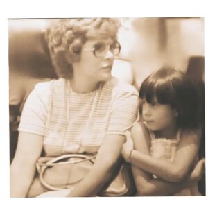 Montserrat Marañon Instagram - Mi mamá era súper simpática, increíblemente generosa, dicharachera, cocinaba como las diosas, una mujer de avanzada que hacía cosas impensables para su época.  Nunca me acuerdo del día que murió, pero siempre celebro el día en que nació. Casi no tengo fotos con ella,  pero la extraño desde hace 28 años. Feliz cumpleaños, Susana, te amo. 🖤🖤🖤🖤
