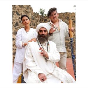 Montserrat Marañon Instagram - ¿Ya vieron @sexopudorylagrimasoficial ? Aquí una pequeña muestra de la gozadera  en la ópera prima de mi amado @alonso_i. Corran a verla en @hbomax  @salinasjorgemx y @paco.rrueda cómplices perfectos para la diversión.