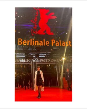 Montserrat Marañon Instagram - Qué chulada los aliados que me acompañaron a la @berlinale!!
Gracias @steponfashion por su colaboración increíble. 
El vestidazo es del gran @carlospinedamx 
Abrigo @merkaba_mx 
Joyería  @iconique.jewels @iconiqcatth
El visto bueno y la asesoría de @jammeszavala20 fueron clave. 
Y obvio , las amorosas amigas que estuvieron  pendientes  @okaginer @claudiacoa @jimemerodio @fridastrid 

GRACIAS!!!