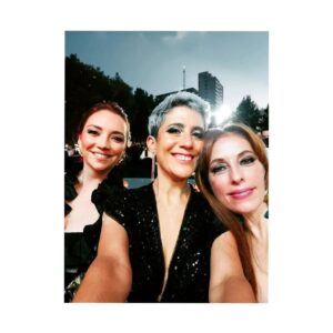 Montserrat Marañon Instagram - ¿Y cómo te la pasaste en @losmetromx ?
Llegué con mi Flaquita  y desde que llegamos empezamos el jajaja. No paramos de abrazar a gente que amamos y fue muy emocionante reencontrarnos después de un año tan duro. Fue precioso celebrar y admirar el talento de tanta gente tan chipocluda. 
Qué bonito es el Teatro, qué bonita familia. 
Gracias @escenosergio
@garza_alardin_mariana  por invitarnos a su fiesta  taaaan perfecta y divertida!!! 
Me faltaron fotos de muchos amores, pero aquí hay una probadita.
@yuririadelvalle  @alanestrada @alonso_i @reginablandon @albertanoficial @elmacacoficial @laleonaconchi @mariapenella @oswoferrer @diegodelriog