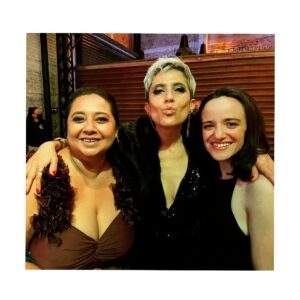 Montserrat Marañon Instagram - ¿Y cómo te la pasaste en @losmetromx ?
Llegué con mi Flaquita  y desde que llegamos empezamos el jajaja. No paramos de abrazar a gente que amamos y fue muy emocionante reencontrarnos después de un año tan duro. Fue precioso celebrar y admirar el talento de tanta gente tan chipocluda. 
Qué bonito es el Teatro, qué bonita familia. 
Gracias @escenosergio
@garza_alardin_mariana  por invitarnos a su fiesta  taaaan perfecta y divertida!!! 
Me faltaron fotos de muchos amores, pero aquí hay una probadita.
@yuririadelvalle  @alanestrada @alonso_i @reginablandon @albertanoficial @elmacacoficial @laleonaconchi @mariapenella @oswoferrer @diegodelriog