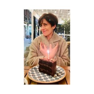 Montserrat Marañon Instagram - Hoy que es el día oficial del recuerdo, es buen momento para no dejar pasar mi cumpleaños 49. Odio cumplir el 6 de enero, es día difícil para festejar, pero una vez que pasa,  recuerdo  que soy muy afortunada de mis amores, que soy una orgullosa capricorniana y que el jajaja hay que procurarlo todos los días , en todos lados y con el mesero que te recibe en el antro...