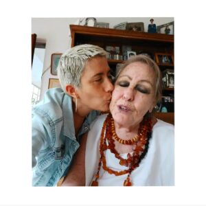 Montserrat Marañon Instagram - Llevo un ratote tratando de escribir algo digno de la gran Selma Beraud. No lo logro. 
No hay palabras para describir lo que me significó conocerla. 
No puedo resumir las horas  de risa, amor y admiración que me generó, desde que yo era una niña. Ella me rescató, como a muchos y muchas. 
Sólo pensarla. Agradecerle. Desearle un gran viaje. Mandarle amor y recordarla con el corazón lleno de risas. 
Gracias Selma, como te prometí, acá te cuido a ya sabes quién. 
🖤🖤🖤