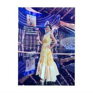 Montserrat Marañon Instagram - China me sorprendió con un montón de cosas increíbles y una de las más lindas fue recibir el Premio de Mejor Actriz de Reparto por "Tótem" de Lila Avilés . Un gran reconocimiento del Festival Internacional de Cine de Beijing. 
El éxito de un personaje depende de un montón de gente. Desde el casting hasta todo el equipo de filmación , actrices, actores, vestuario, muchas personas que están incluidas en este premio, así que GRACIAS a toda la banda Totémica , pero sobretodo GRACIAS a mi Directora @lilaaviles quien fue precisa, amorosa, divertida y además se llevó el Premio Tiantan por Mejor Dirección .🎉🎊🎉🎊
Mucha felicidad!!!

Para tremendo momento , el vestidazo es de @benitosantosoficial
Y mi latino stylist es @jammeszavala20 

Orgullosamente talento @jerryml1

De China para MEEEÉXICO !!! 🇲🇽🇲🇽❤️❤️