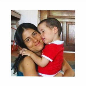 Montserrat Marañon Instagram - Ahora le caigo mal, pero antes no podía vivir. sin mi. 
#tbt #cachorrodemiamor