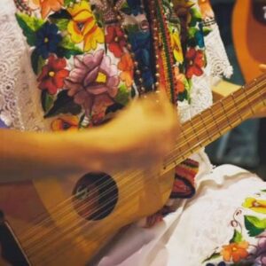 Montserrat Marañon Instagram - Ora sí, ahí viene la belleza de @la_tiamariela !! Una obra divertida, entrañable, interpretada por  maravillosas mujeres que admiro y adoro. Qué sabrosa es la complicidad teatral!!
Disfruten "La Tía Mariela" por streaming el próximo 31 de julio a las 8:30pm. Entren a Boletia.com y compren su acceso. La obra estará disponible 24hrs, no hay pretexto!!!!