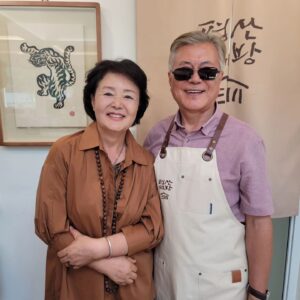 Moon Jae-in Instagram - 멀리서 많은 분들이 평산책방을 찾아주신 주말. 한시간이 넘게 책방손님들과 일일이 사진을 찍어주시곤, 힘드실테니 얼른 집에 갈 채비를 하는데, "우리 둘도 찍어줘" 🥰🫣😍🤭
#오늘의책방지기 #장마전선을멈춰세운핑크빛기류 #우리도럽스타그램