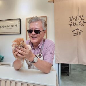 Moon Jae-in Instagram - 멀리서 많은 분들이 평산책방을 찾아주신 주말. 한시간이 넘게 책방손님들과 일일이 사진을 찍어주시곤, 힘드실테니 얼른 집에 갈 채비를 하는데, "우리 둘도 찍어줘" 🥰🫣😍🤭
#오늘의책방지기 #장마전선을멈춰세운핑크빛기류 #우리도럽스타그램