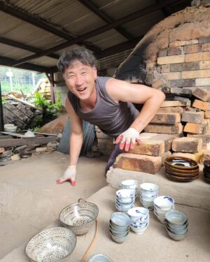 Moon Jae-in Instagram - 사저 앞 불곡요 장작가마에 불이 지펴지고 1300도의 열기를 묵묵히 견딘 도자기들이 가마 밖으로 그 모습을 드러내는데 조금 손을 보탰습니다. #평산마을풍경