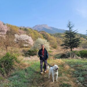 Moon Jae-in Instagram - 지산마을 당산제. 특별한 것은 굴참나무가 당산나무라는 것. 할아버지 당산나무와 할머니 당산나무가 나란히 장하게 서있다.
#문재인 #평산의봄과함께